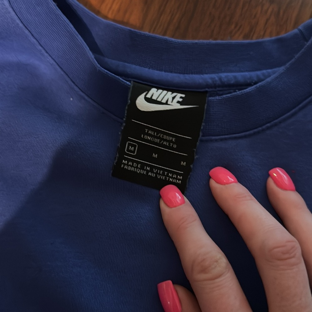 Nike MENS crewneck in TALL MEDIUM. Color is a periwinkle. - Picture 2 of 3